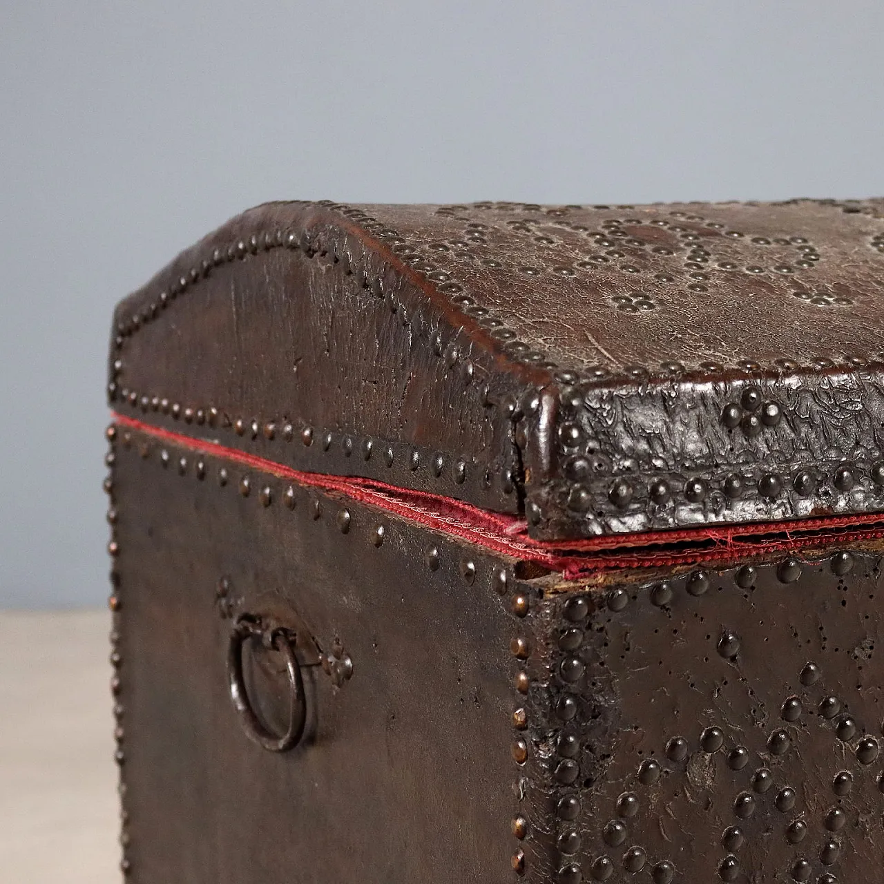 Spanish wooden trunk covered in leather, 18th century 5