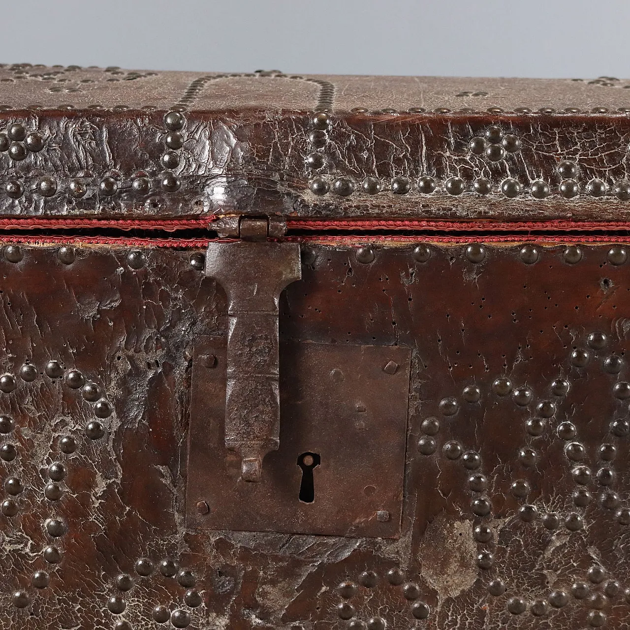Spanish wooden trunk covered in leather, 18th century 6