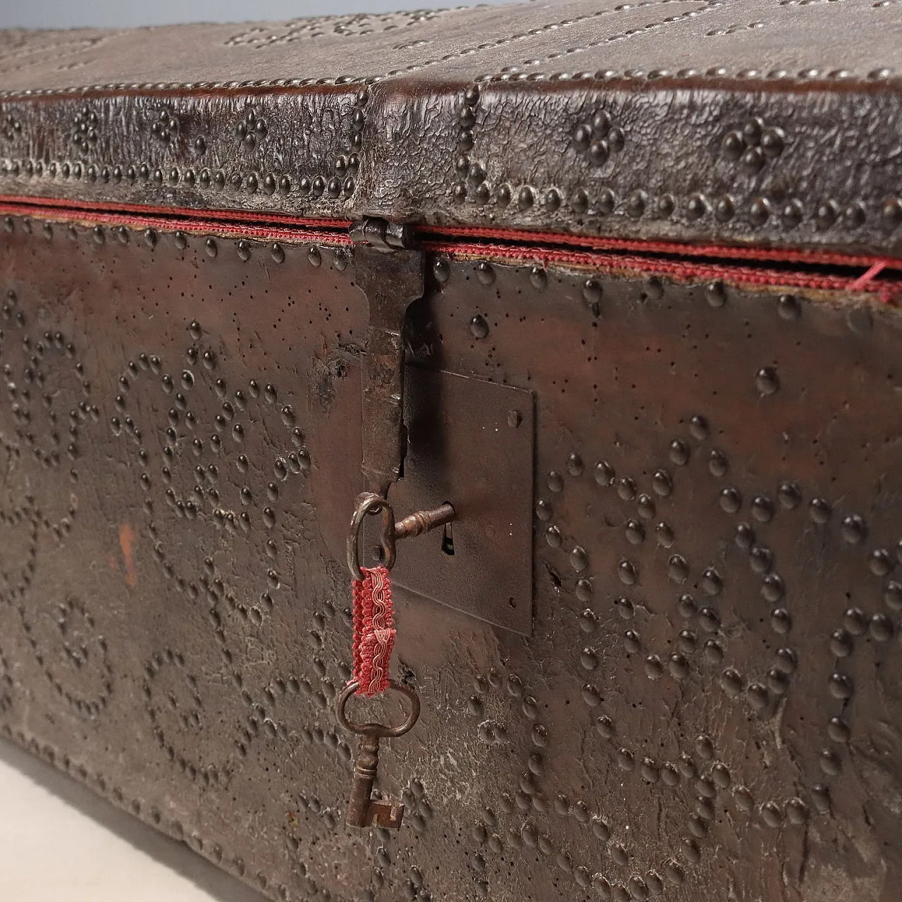 Spanish wooden trunk covered in leather, 18th century 7
