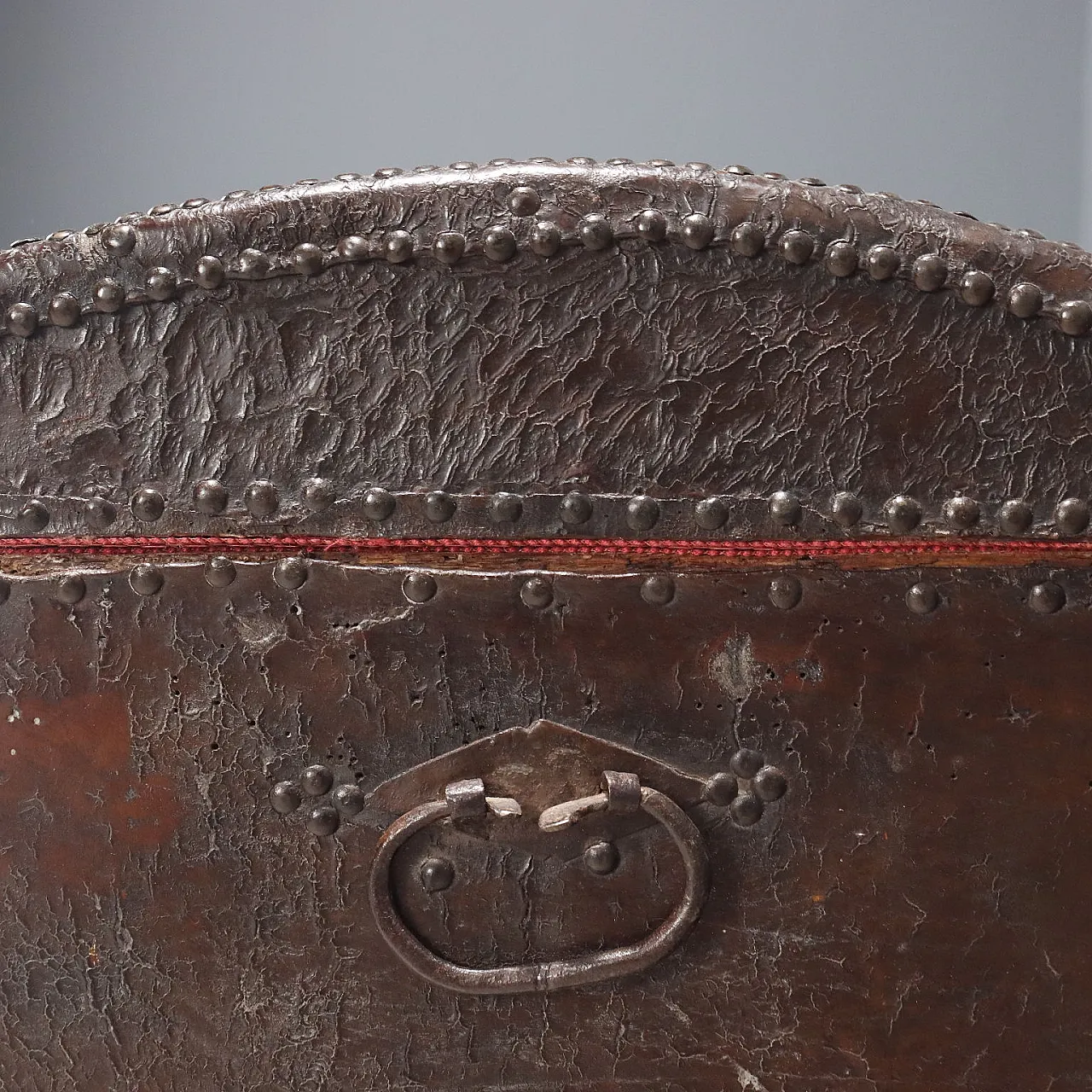 Spanish wooden trunk covered in leather, 18th century 8