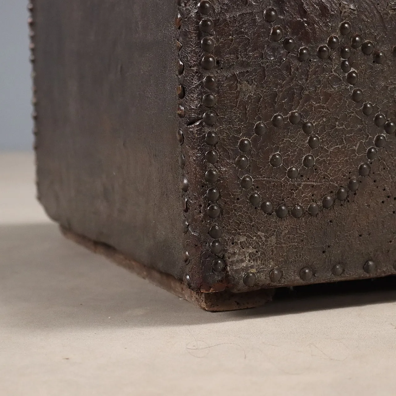 Spanish wooden trunk covered in leather, 18th century 9