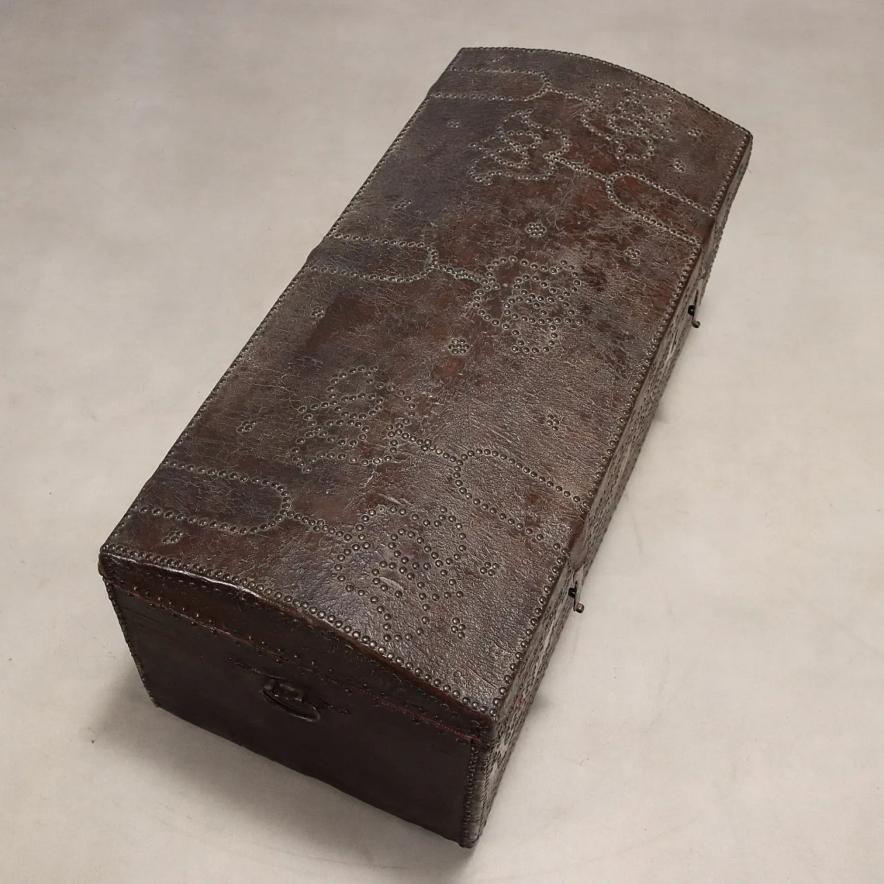 Spanish wooden trunk covered in leather, 18th century 10