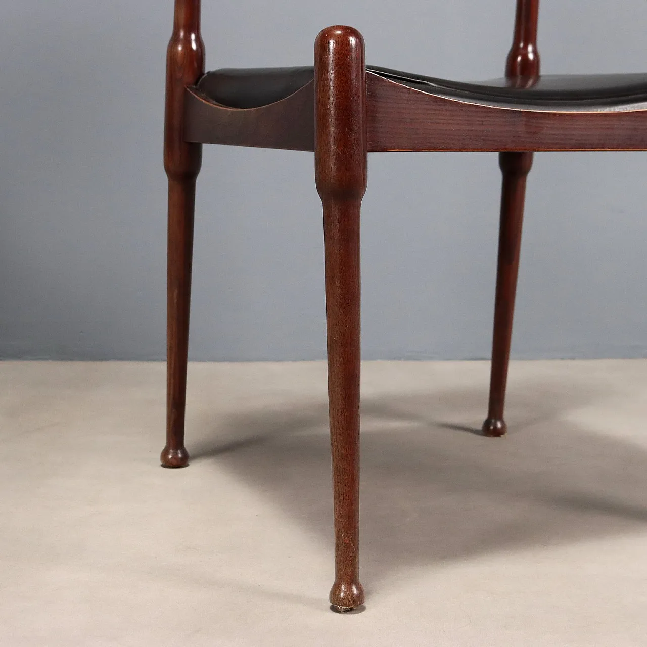 Pair of chairs in wood and leather, 1960s 6