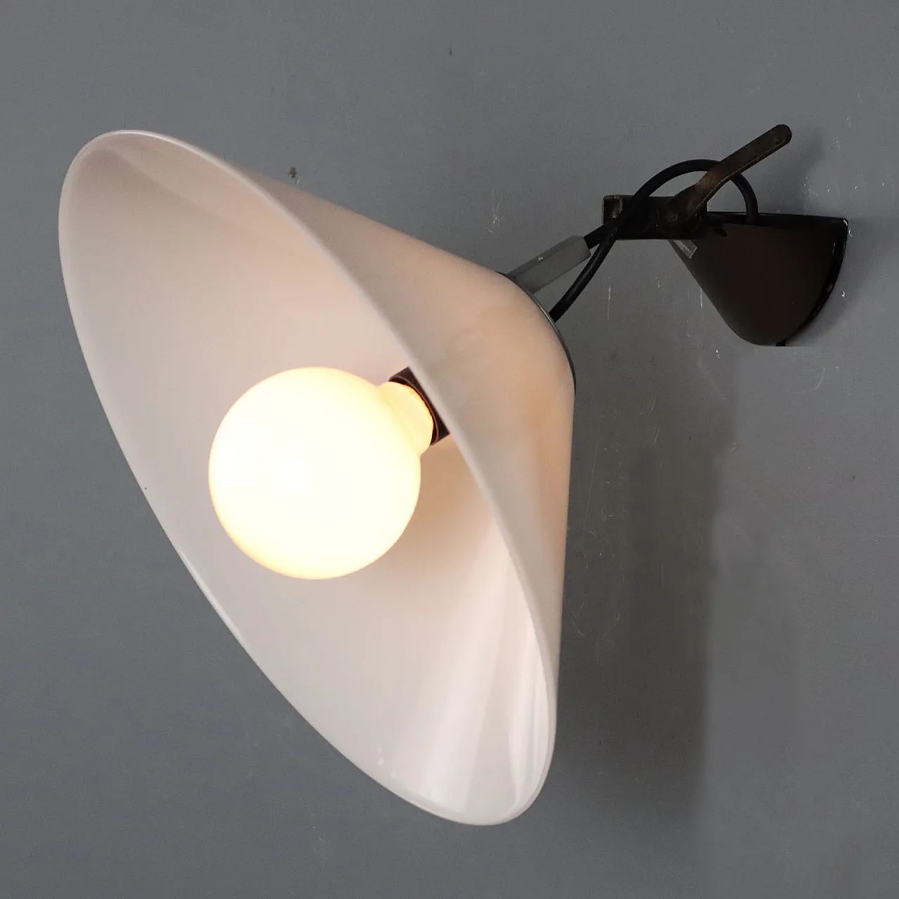 Applique con base in metallo laccato e diffusore in metacrilato, '900 1