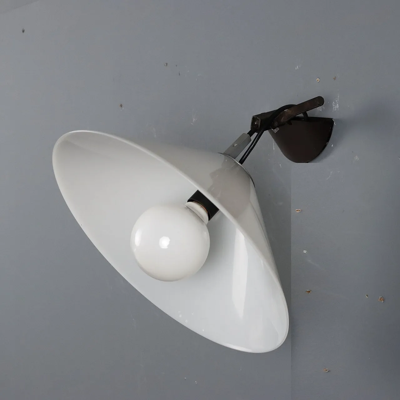 Applique con base in metallo laccato e diffusore in metacrilato, '900 5