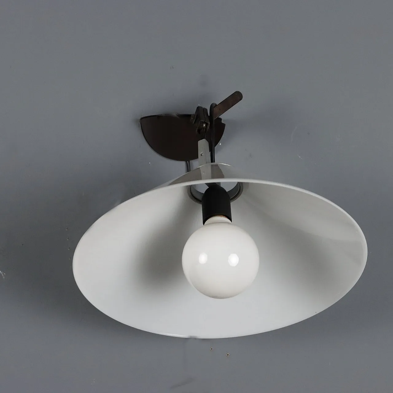 Applique con base in metallo laccato e diffusore in metacrilato, '900 6