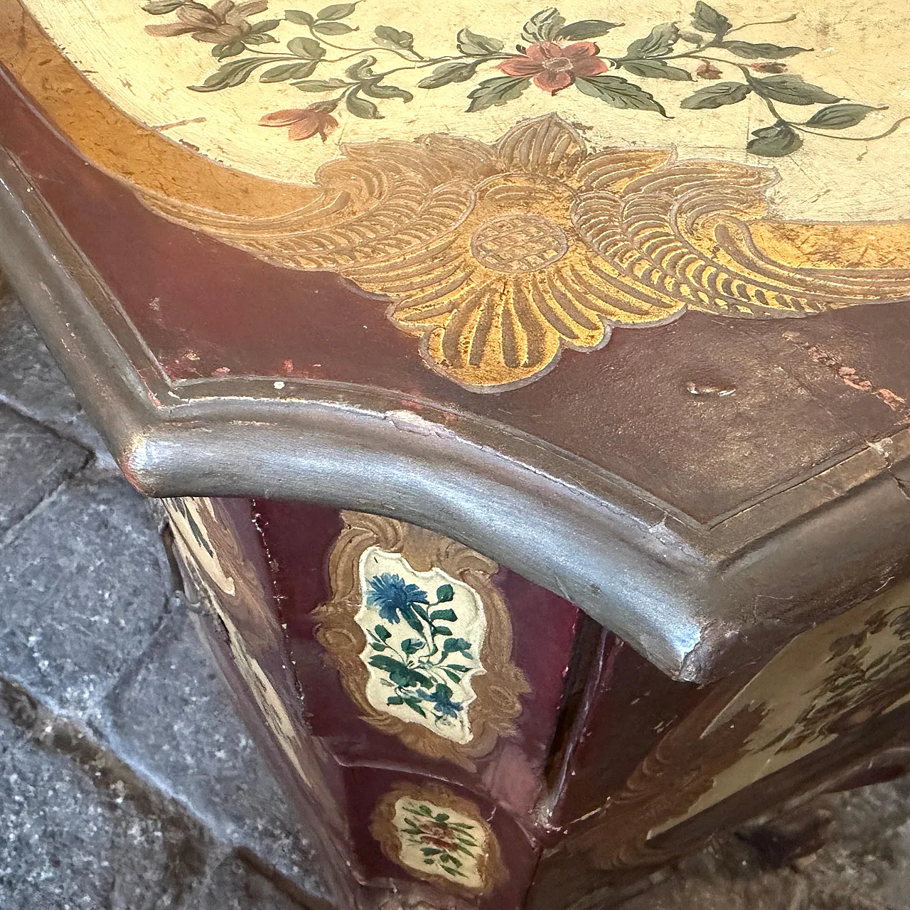 Comò veneziano Luigi XV in legno laccato, '700 5