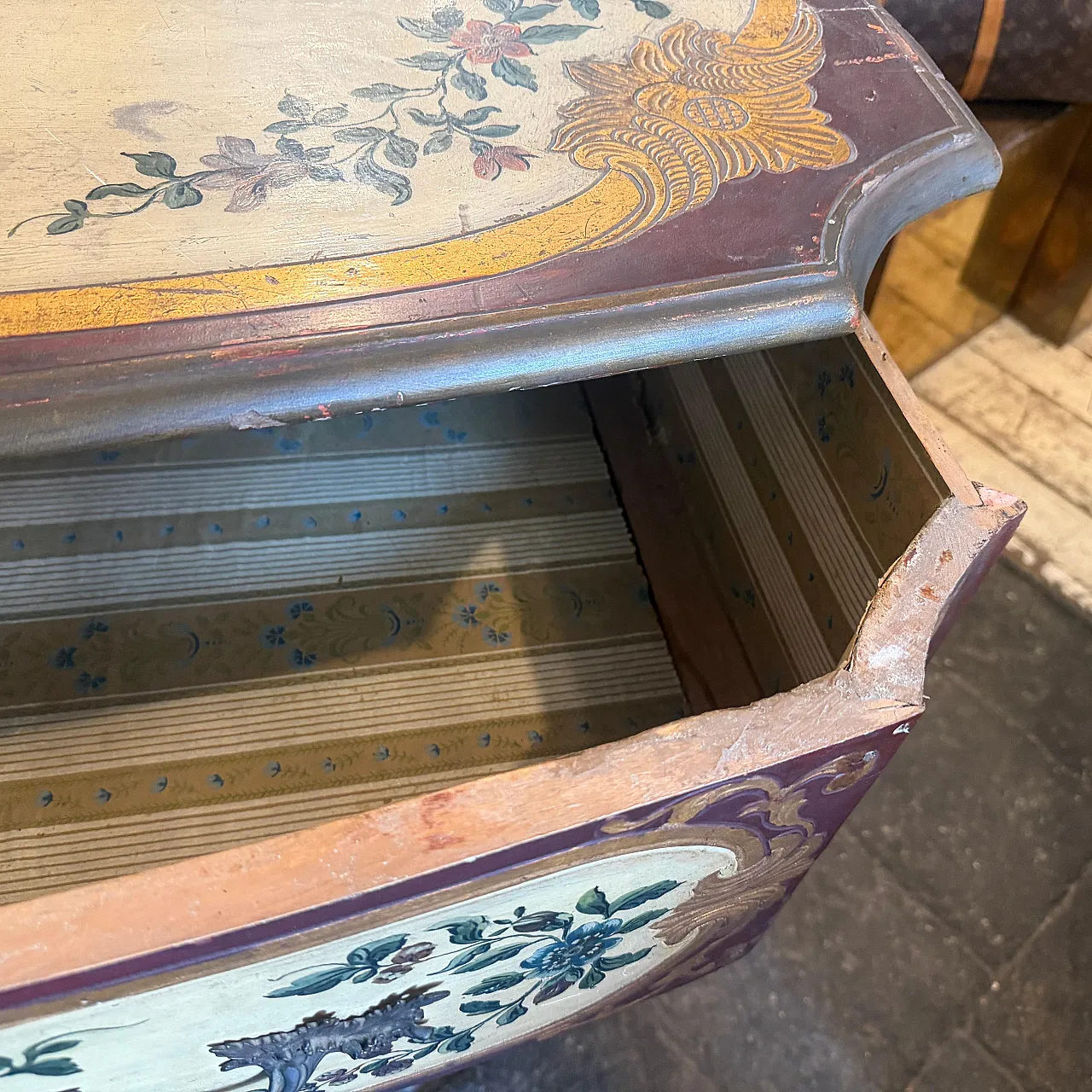 Comò veneziano Luigi XV in legno laccato, '700 10