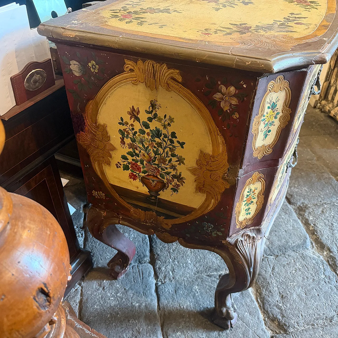 Comò veneziano Luigi XV in legno laccato, '700 11