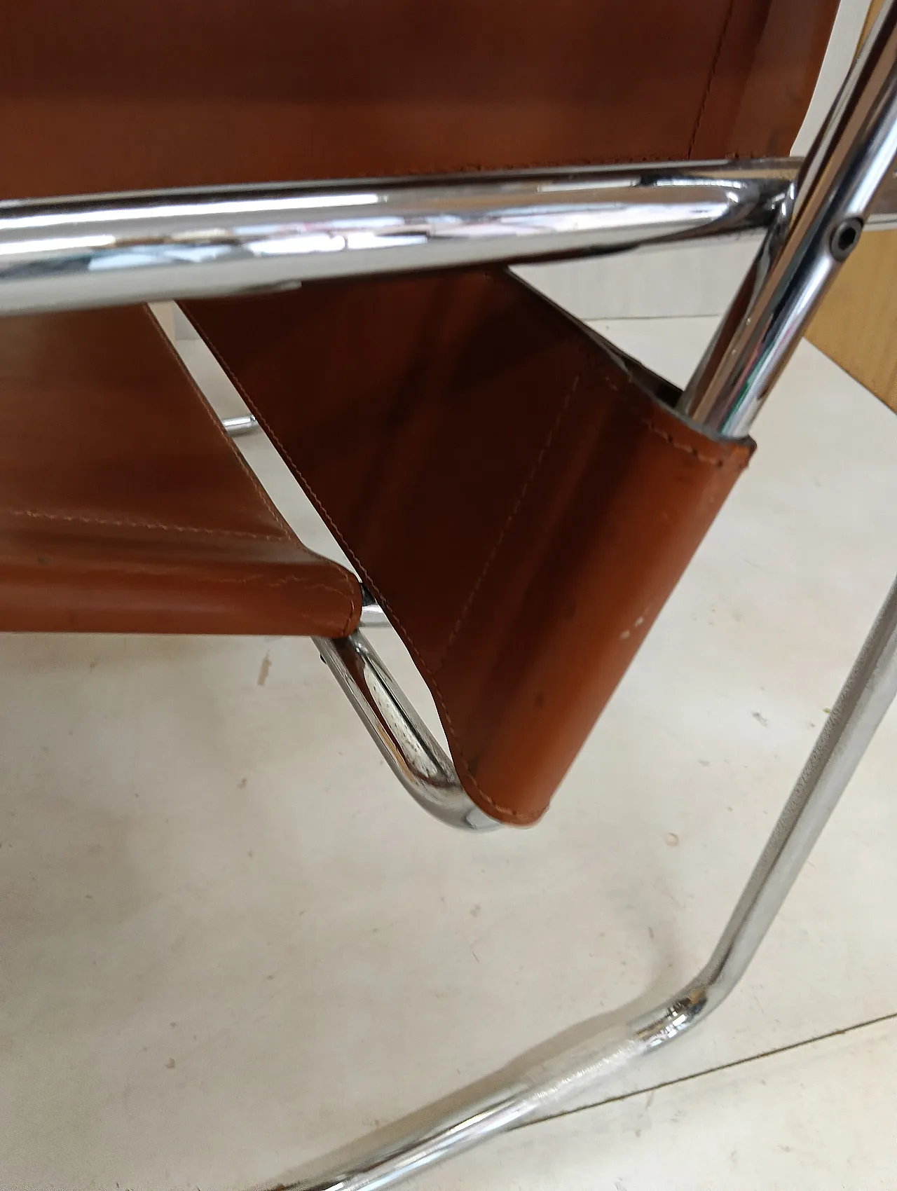 Poltrona Wassily 134 e tavolino 409 Eileen Gray di Alivar, anni '90 54