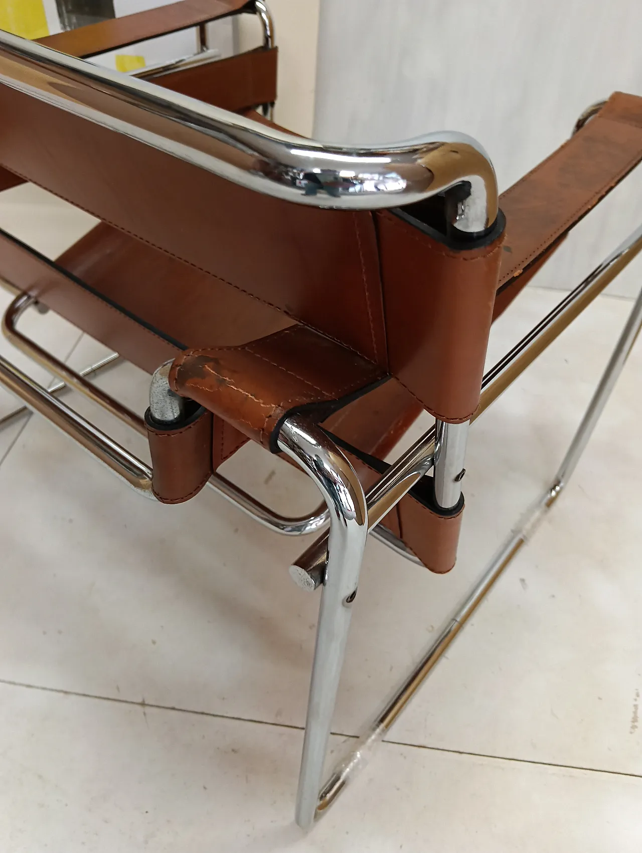 Poltrona Wassily 134 e tavolino 409 Eileen Gray di Alivar, anni '90 112
