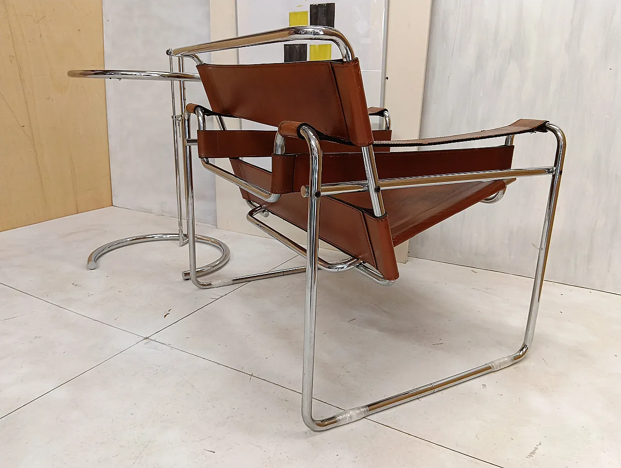 Poltrona Wassily 134 e tavolino 409 Eileen Gray di Alivar, anni '90 127
