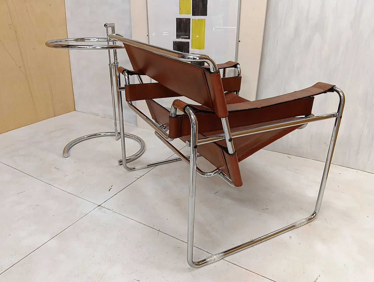 Poltrona Wassily 134 e tavolino 409 Eileen Gray di Alivar, anni '90 128