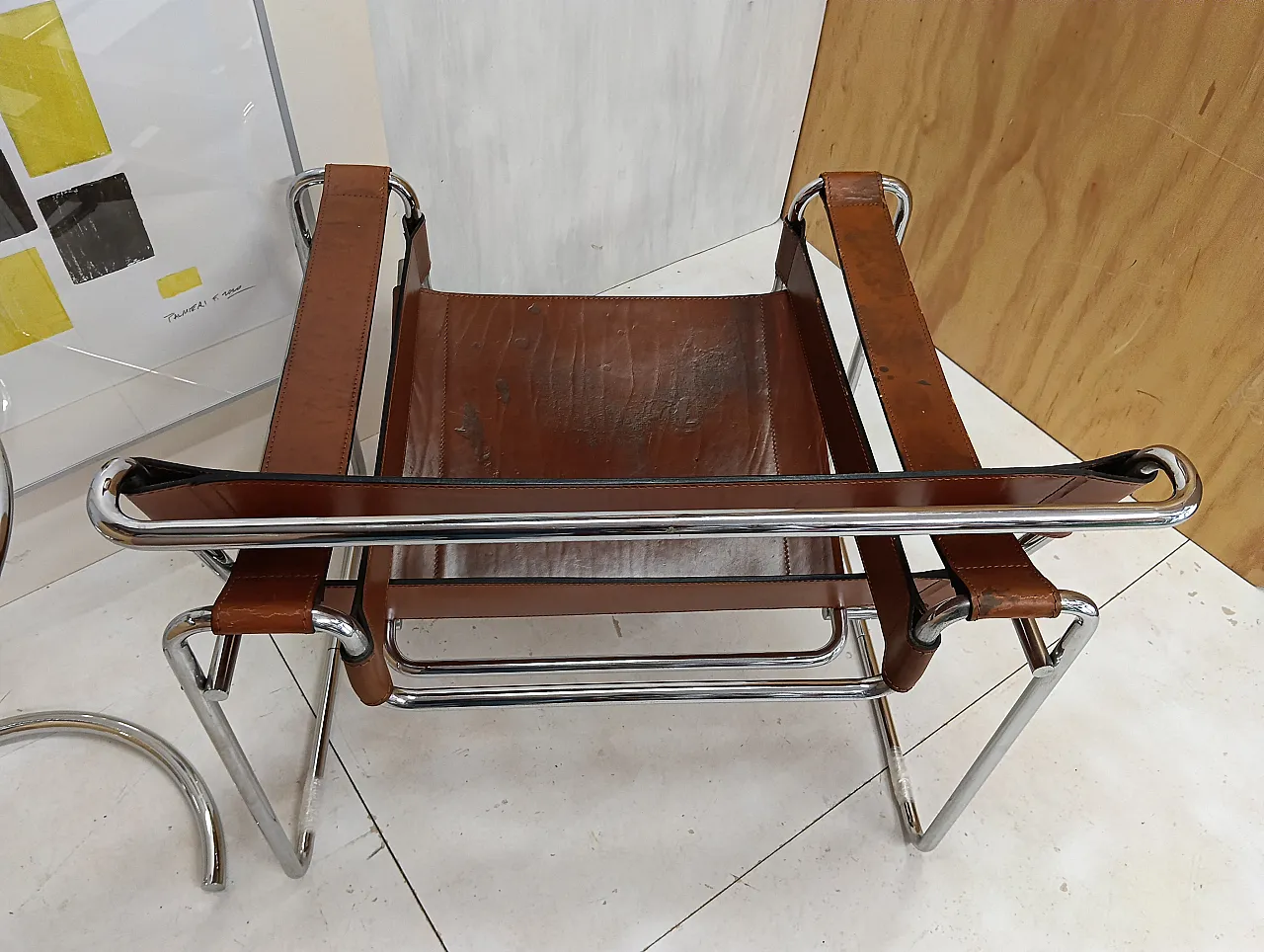 Poltrona Wassily 134 e tavolino 409 Eileen Gray di Alivar, anni '90 135