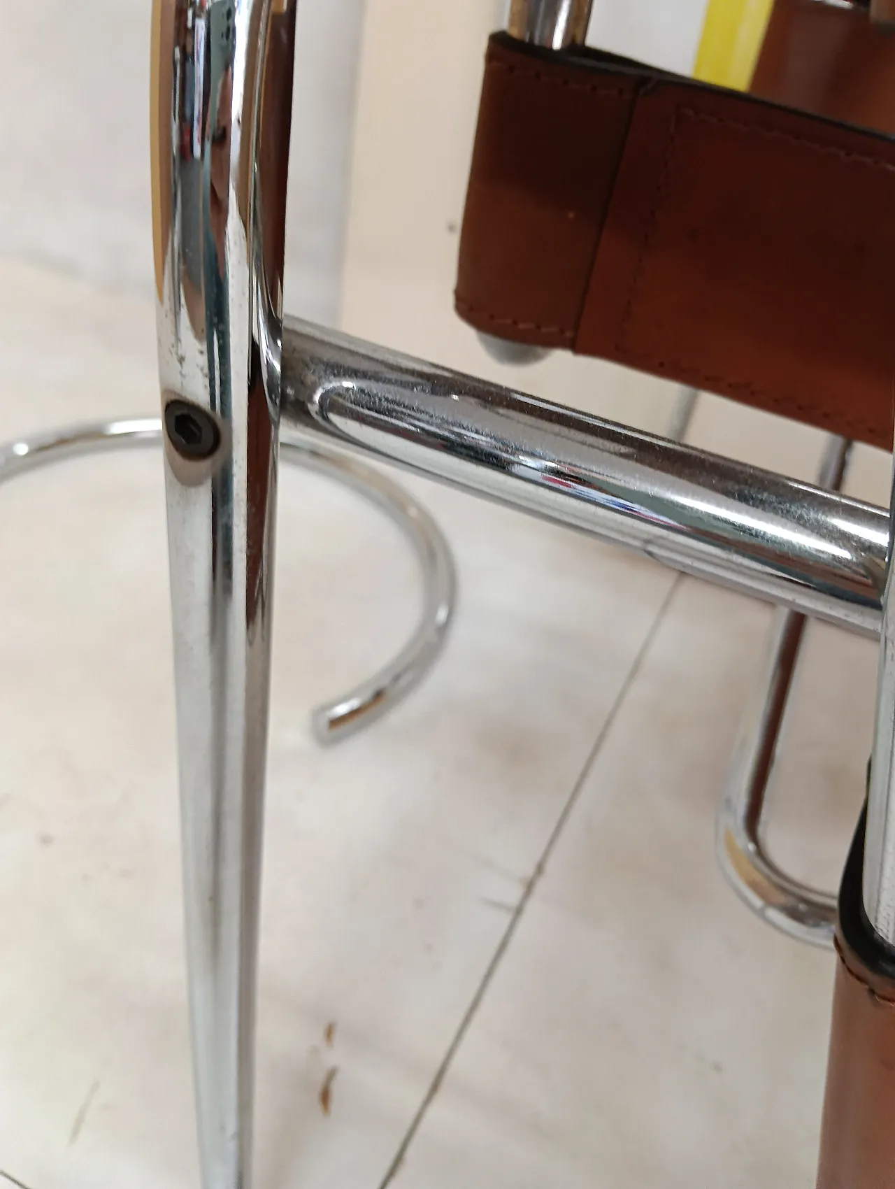 Poltrona Wassily 134 e tavolino 409 Eileen Gray di Alivar, anni '90 154