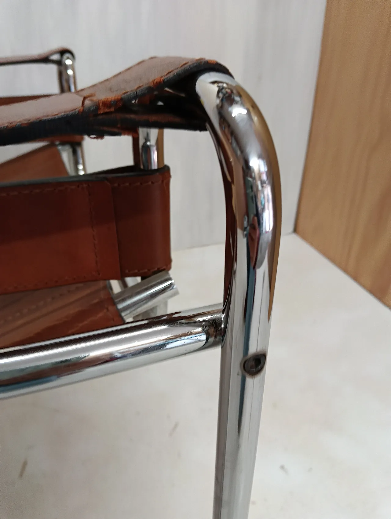 Poltrona Wassily 134 e tavolino 409 Eileen Gray di Alivar, anni '90 157