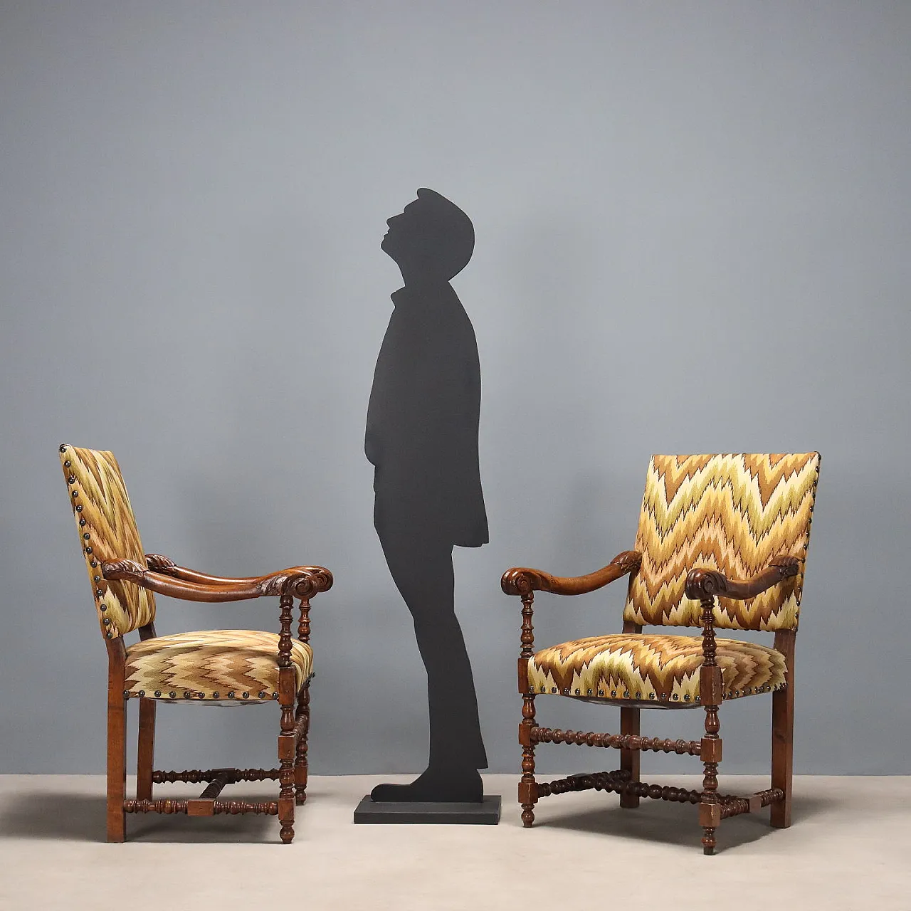 Pair of Baroque armchairs in beech and lime, early 18th century 3