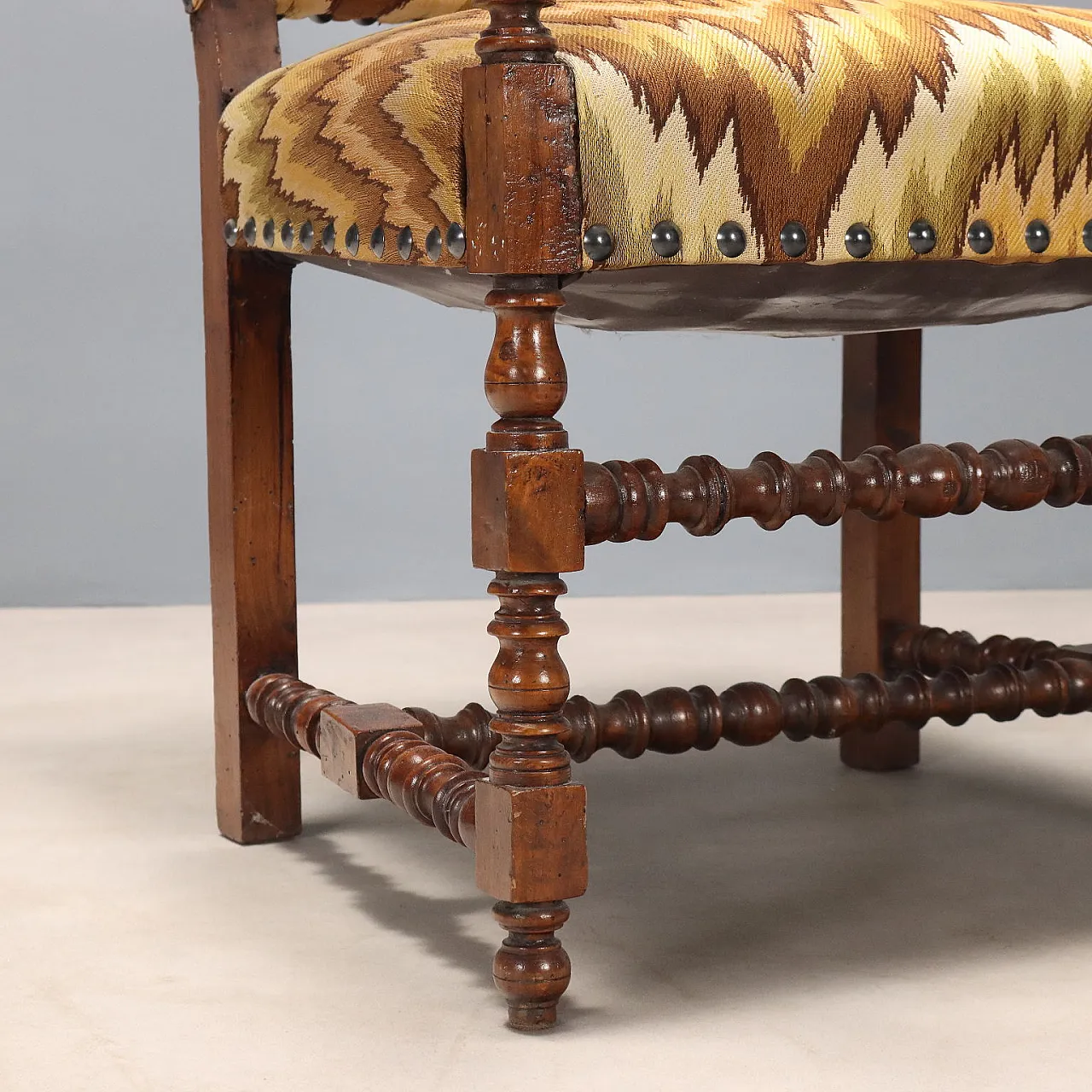 Pair of Baroque armchairs in beech and lime, early 18th century 6