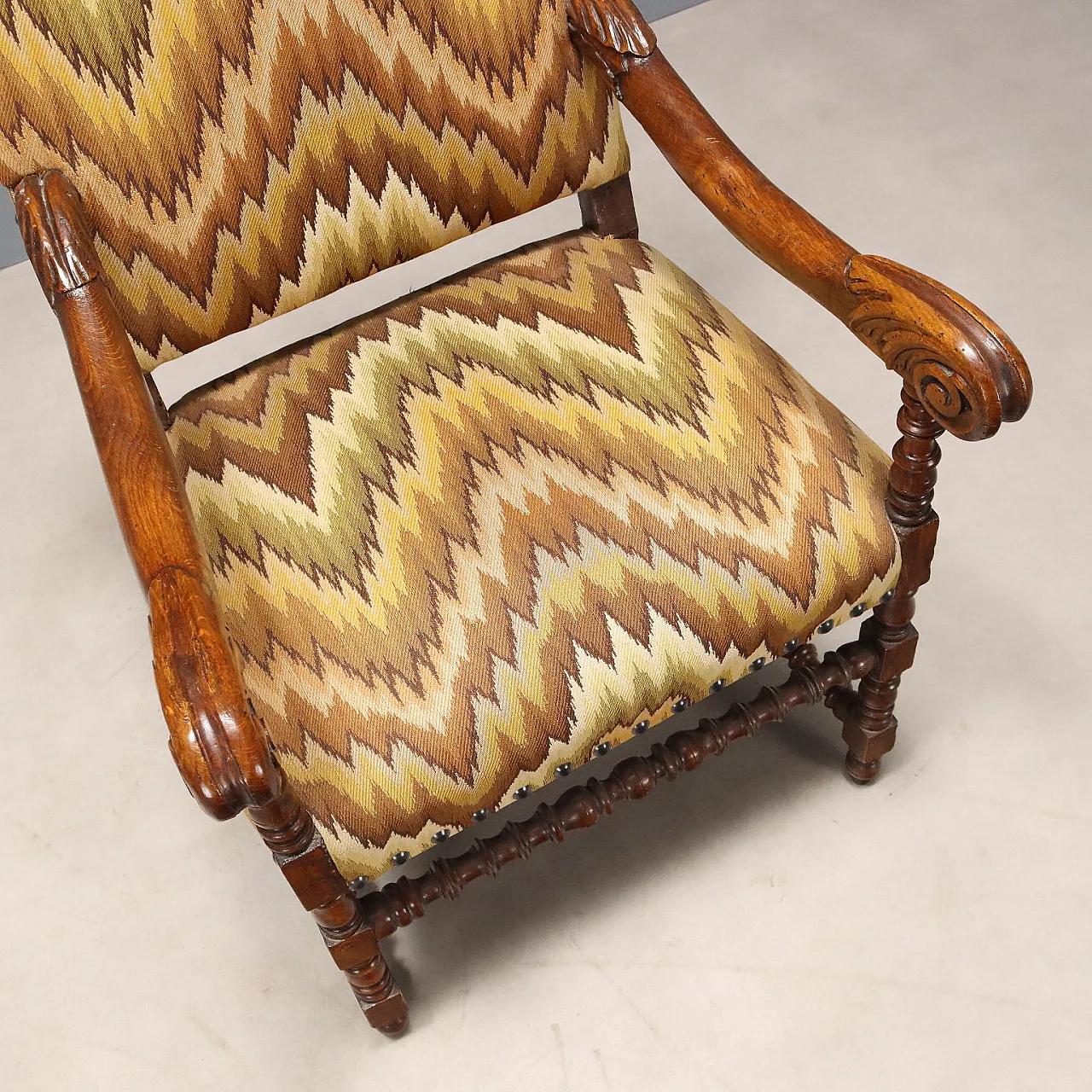 Pair of Baroque armchairs in beech and lime, early 18th century 7