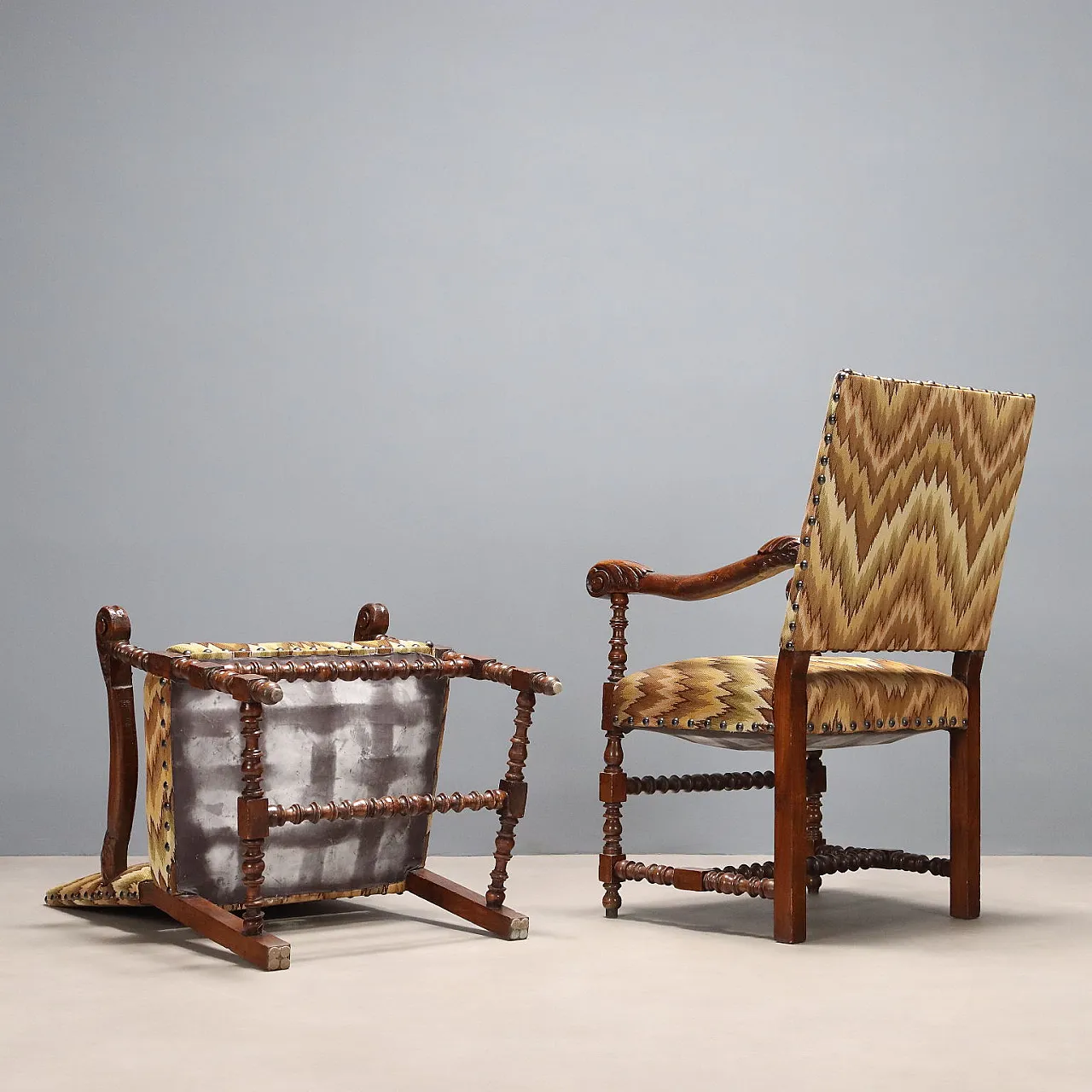 Pair of Baroque armchairs in beech and lime, early 18th century 8