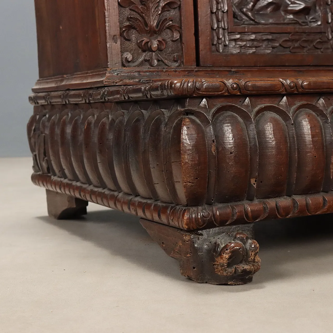 Genoese Baroque kneeler in walnut, 18th century 9
