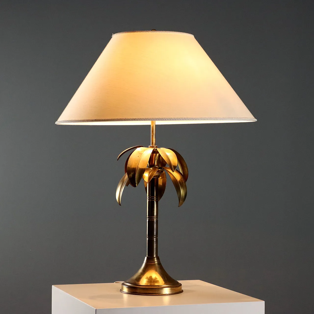 Brass lamp with leaf decoration and fabric lampshade, 20th century 1