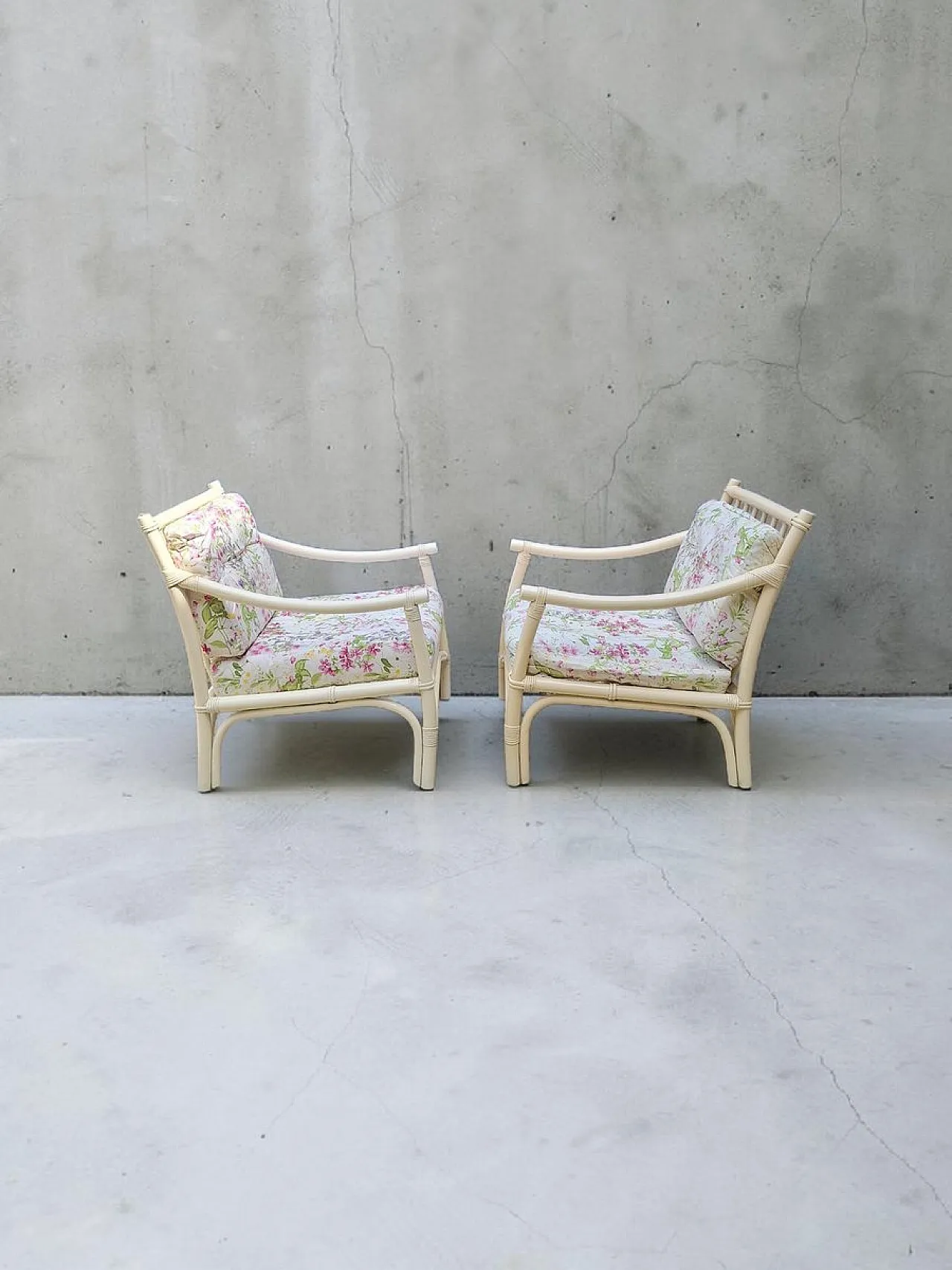 Pair of white lacquered bamboo armchairs, 1970s 2
