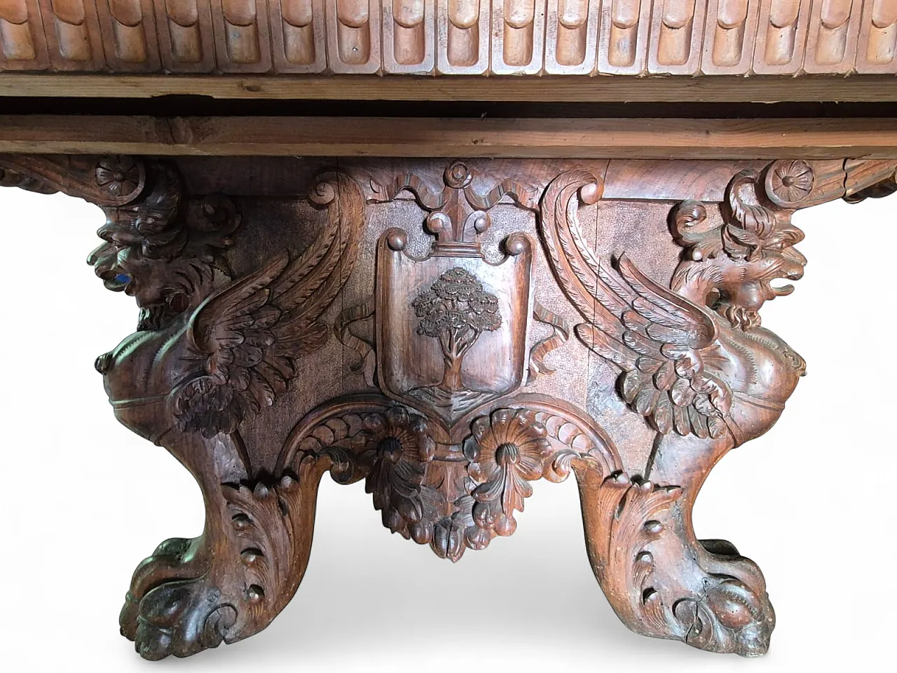 Monumental Neo-Renaissance Florentine table in carved walnut, 20th c. 39