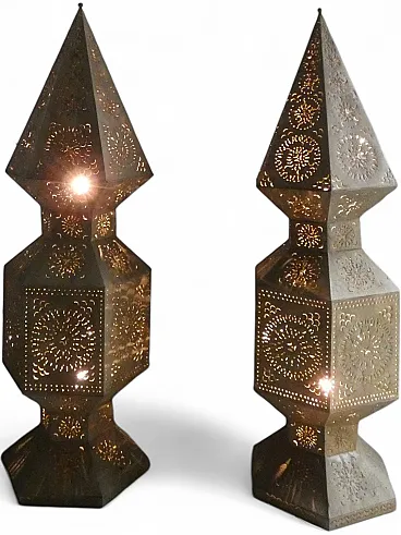 Coppia di lampade a torre in metallo traforato, Marocco, anni '80