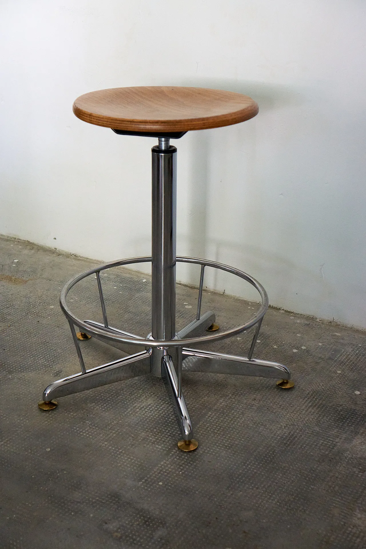 Industrial chrome and wood stool, adjustable in height, 60s-70s 1