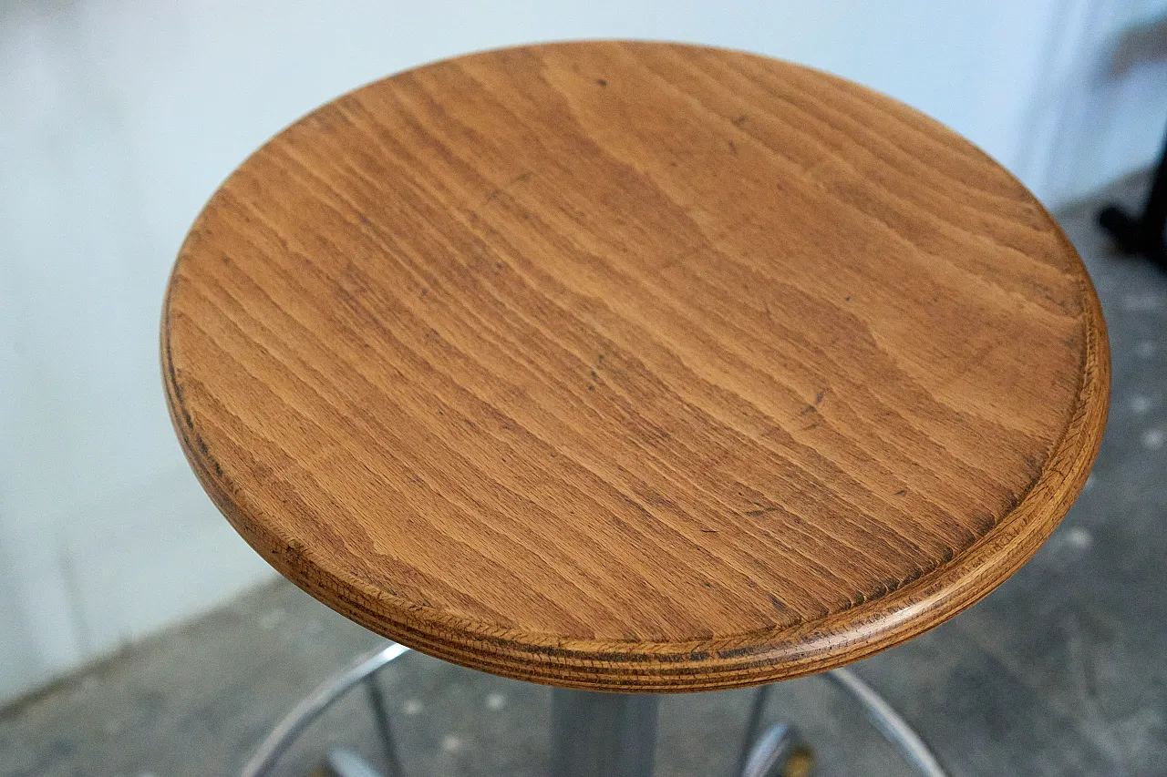 Industrial chrome and wood stool, adjustable in height, 60s-70s 7