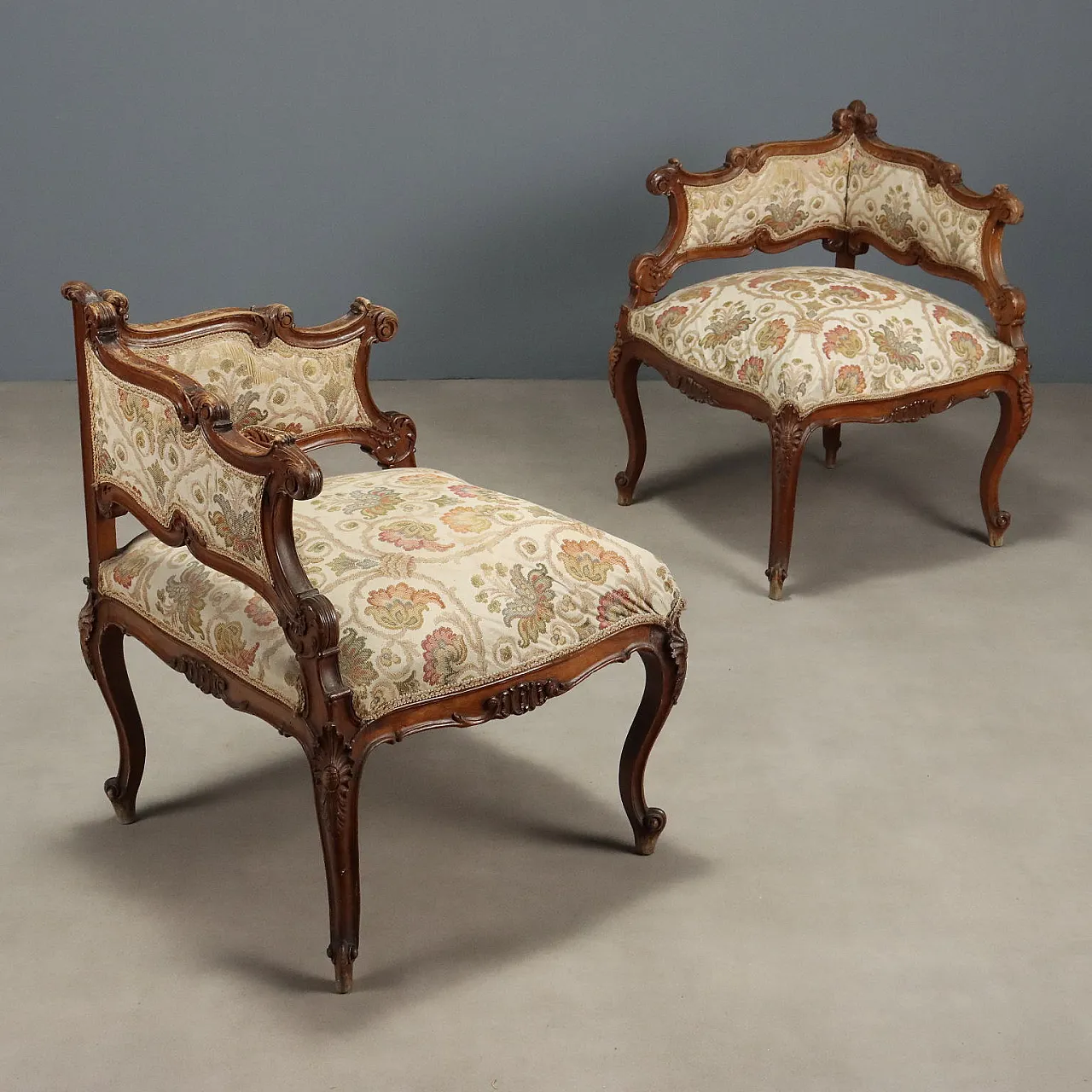 Coppia di poltroncine angolari in noce in stile tardo barocco, '800 1