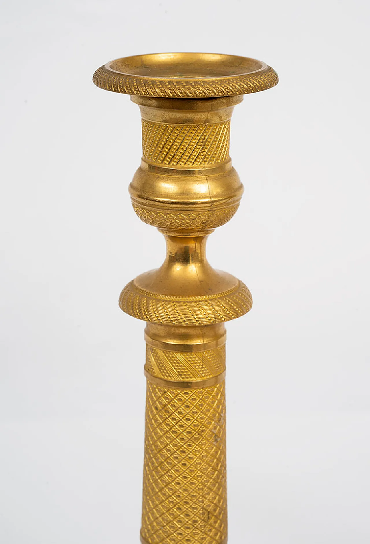 Coppia di candelieri in bronzo dorato, Francia, '800 2