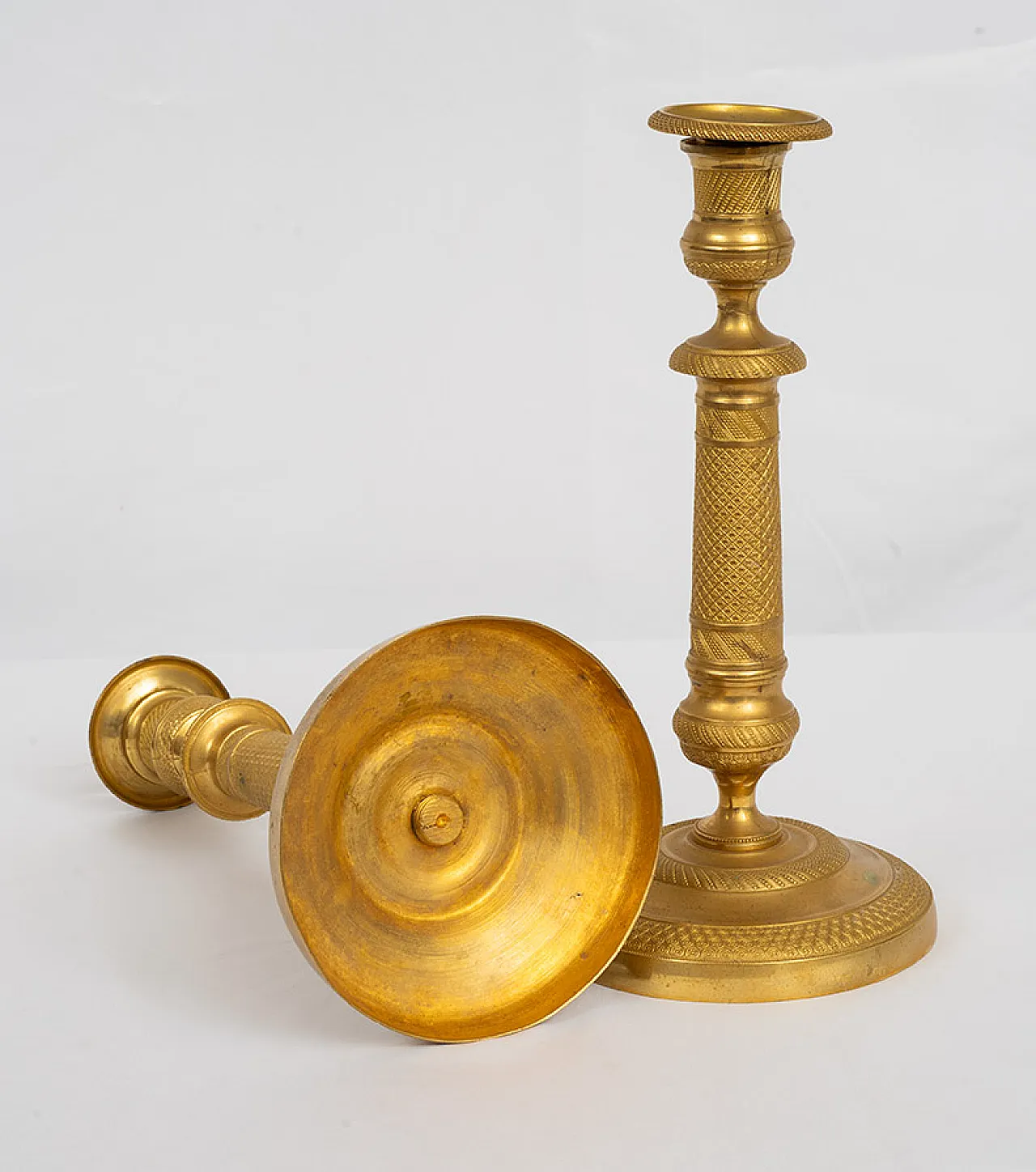 Coppia di candelieri in bronzo dorato, Francia, '800 3