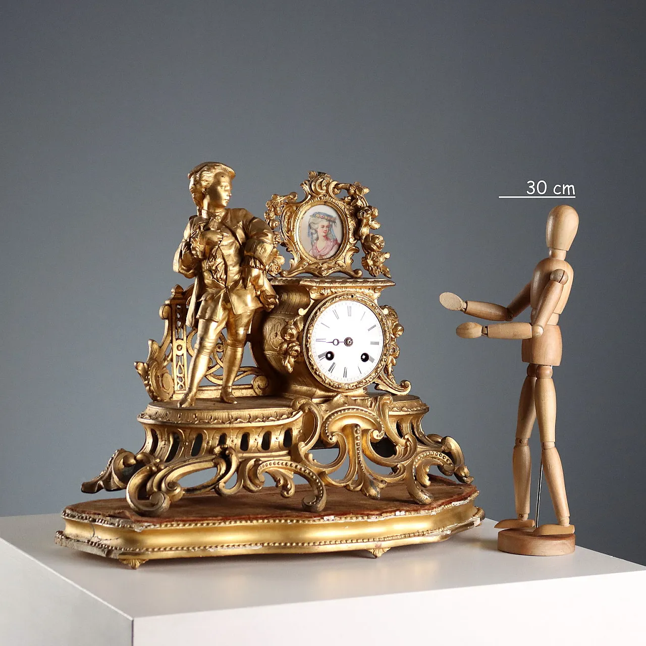 Golden antimony clock on wooden base, 20h century 2