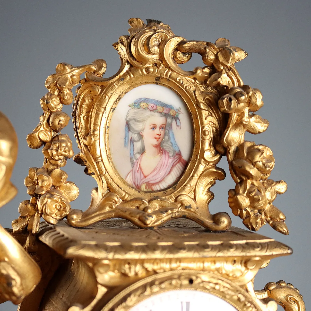 Golden antimony clock on wooden base, 20h century 4