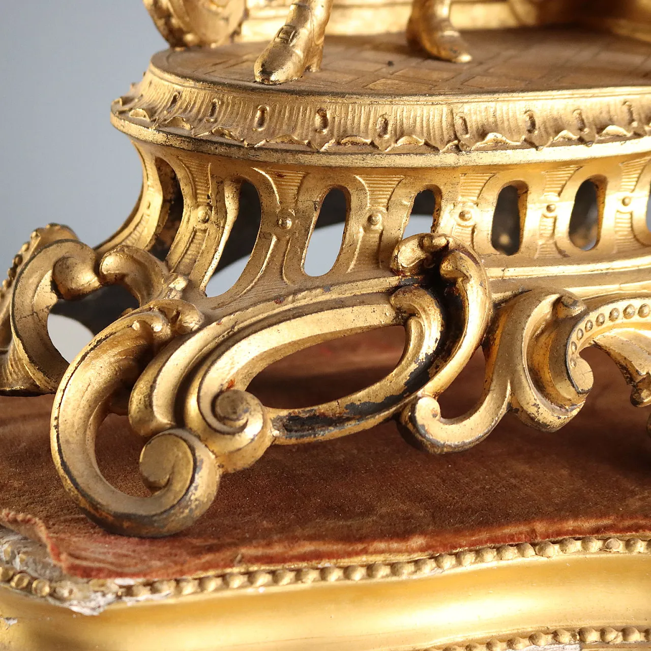 Golden antimony clock on wooden base, 20h century 8