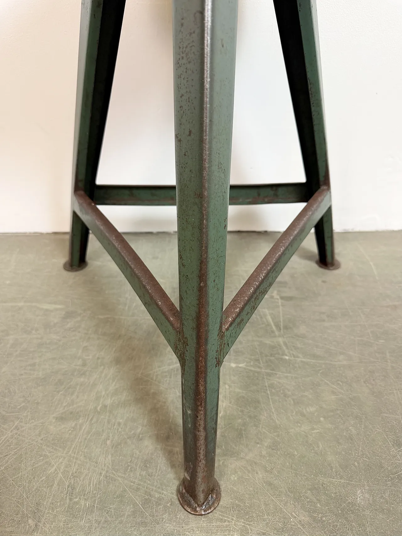 Sgabello da laboratorio industriale verde, anni '60 6