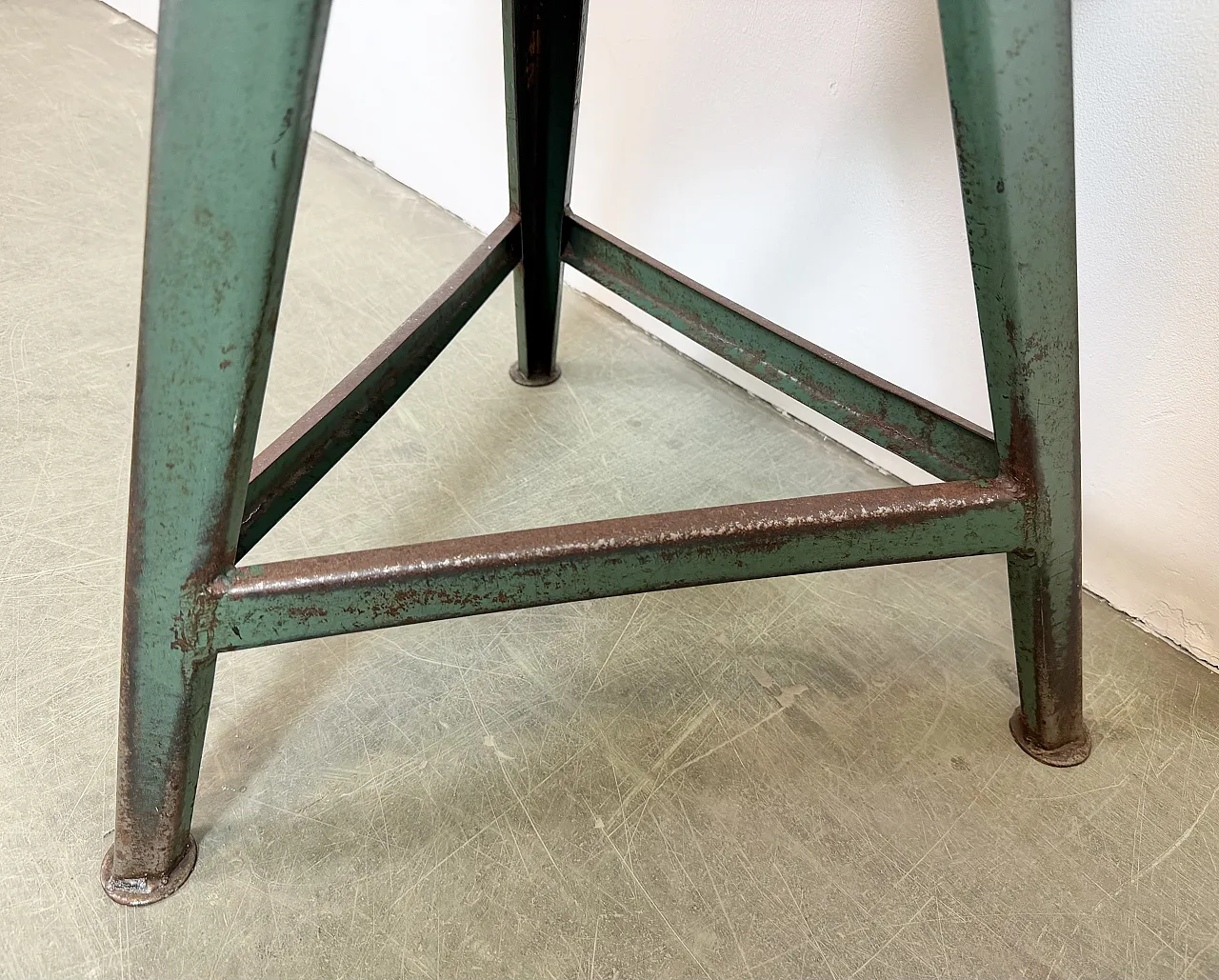 Sgabello da laboratorio industriale verde, anni '60 9