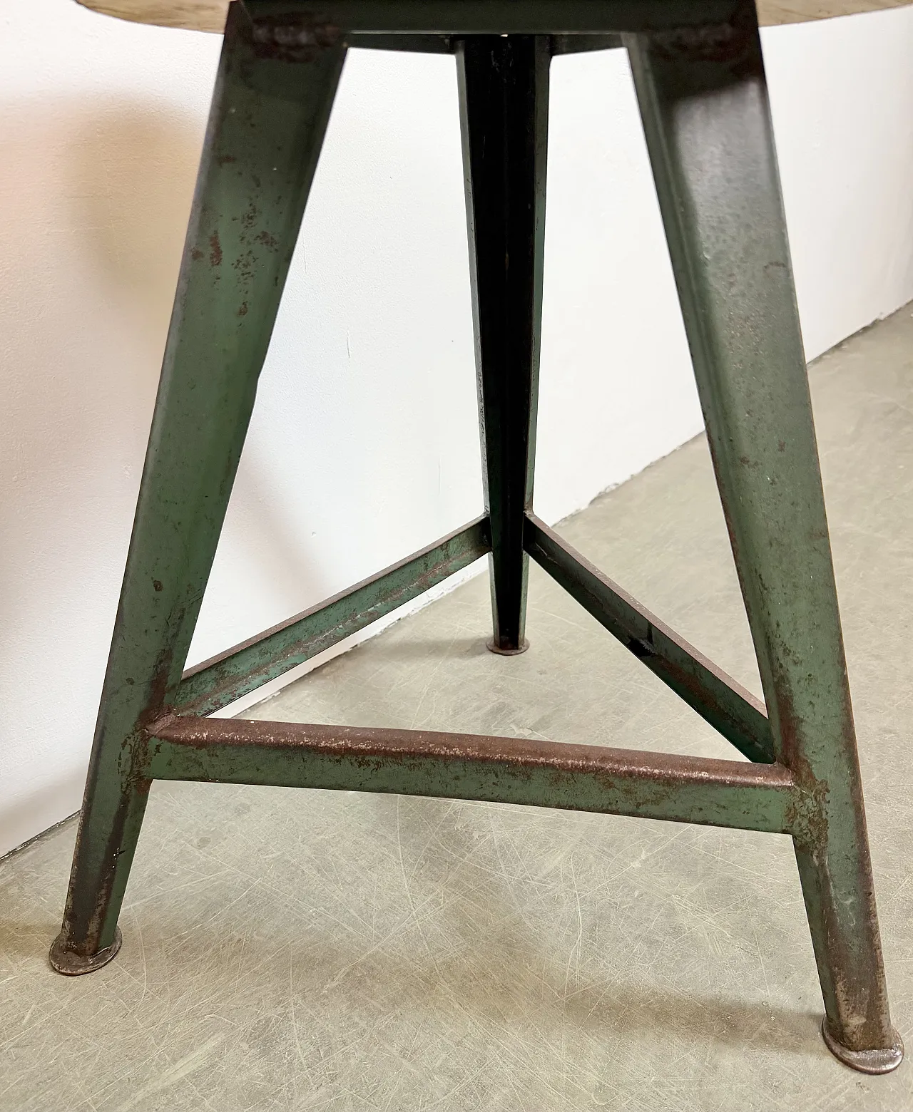 Sgabello da laboratorio industriale verde, anni '60 11