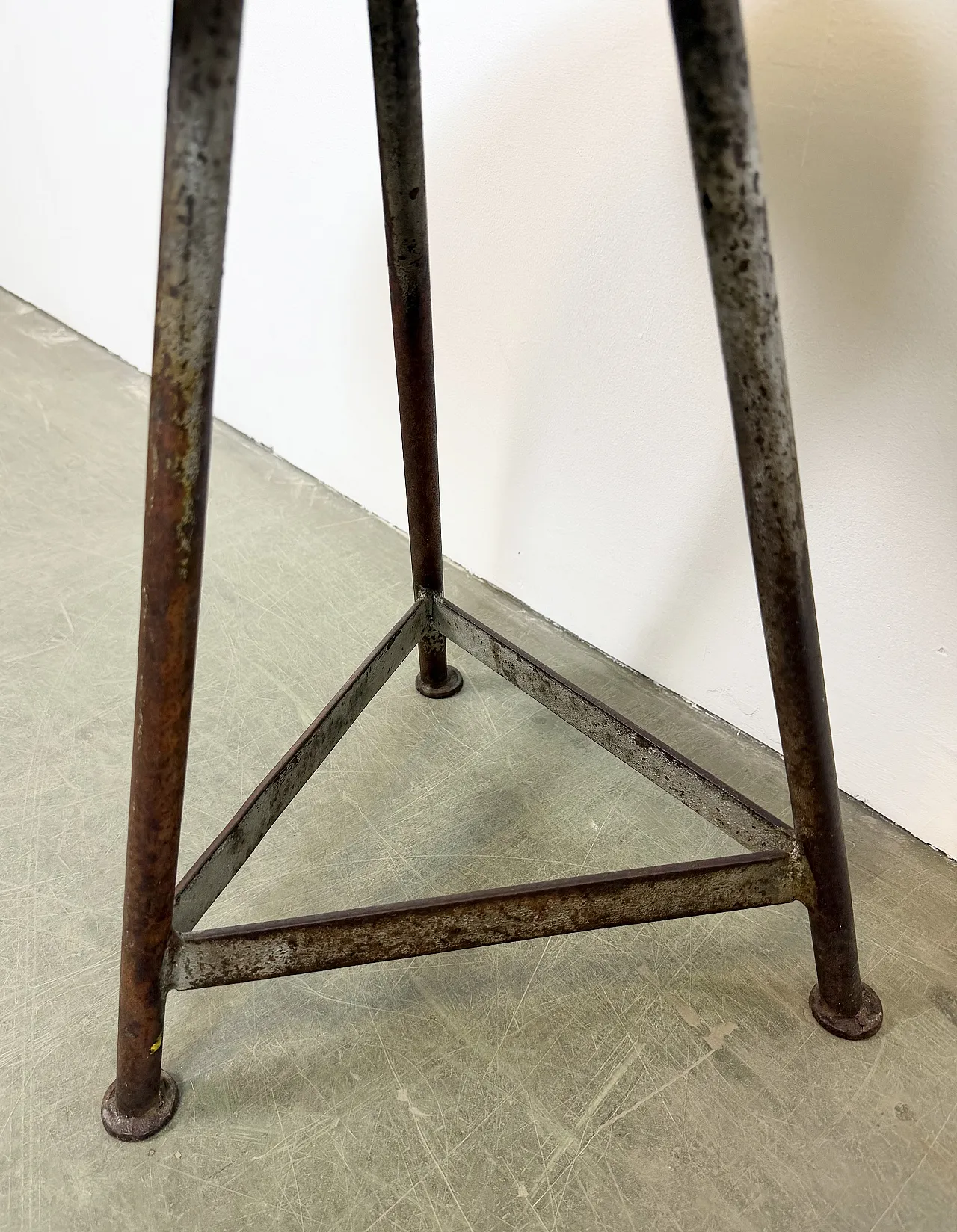 Sgabello da laboratorio industriale grigio, anni '60 9