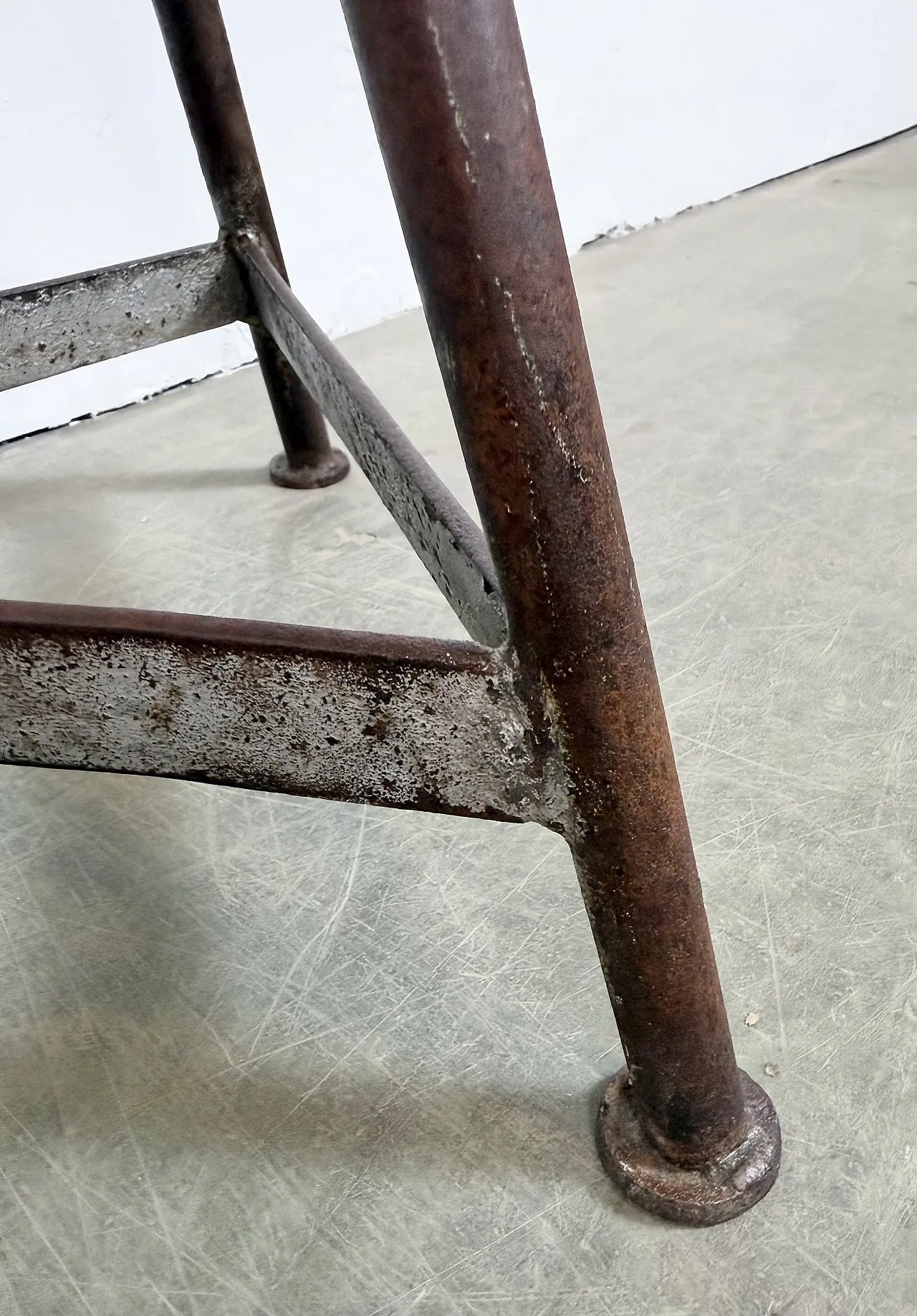 Sgabello da laboratorio industriale grigio, anni '60 14