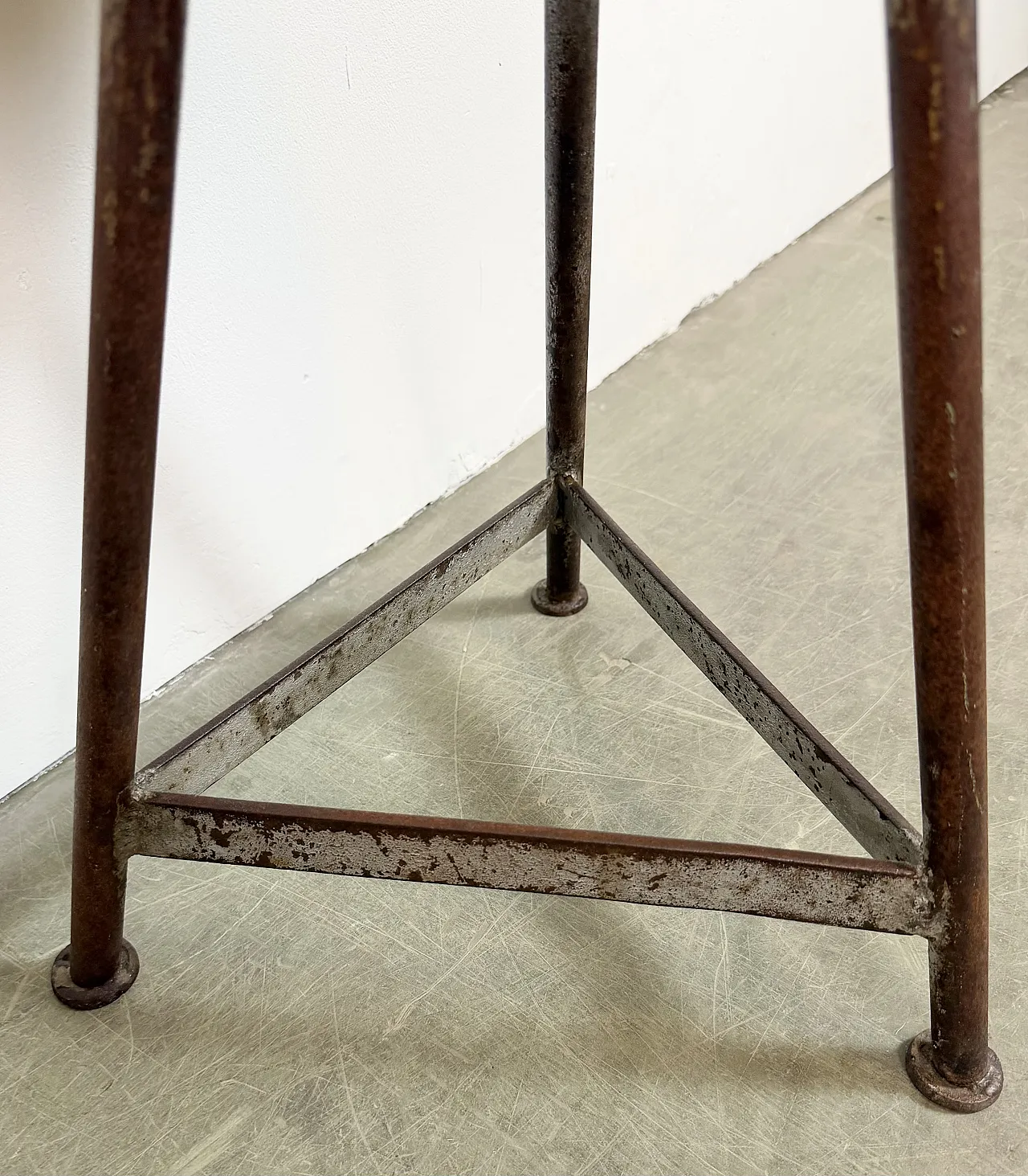 Sgabello da laboratorio industriale grigio, anni '60 15