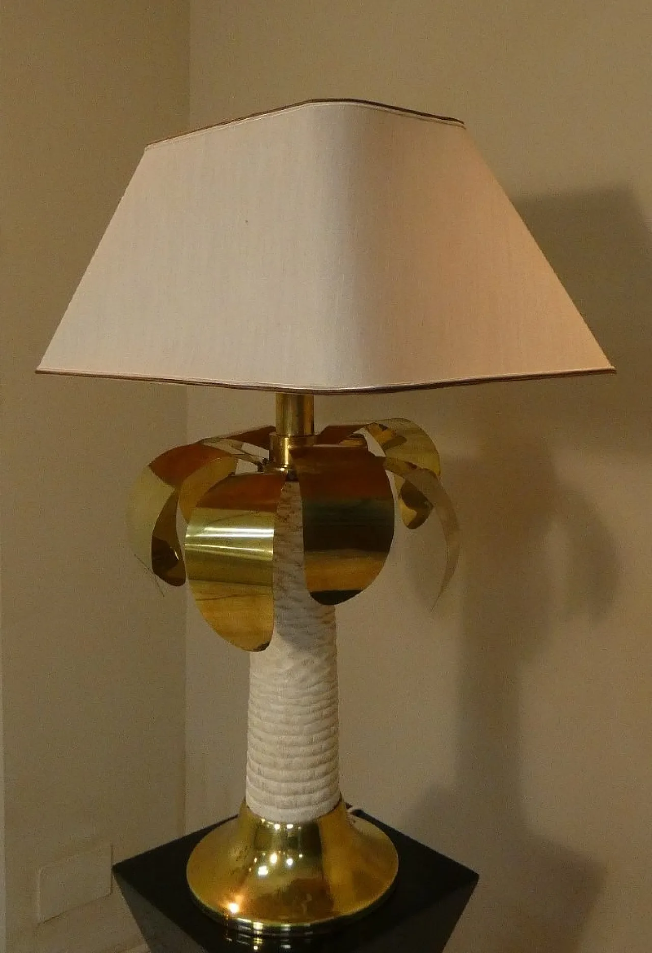 Palma table lamp in brass and resin, Italy, 1970s 4