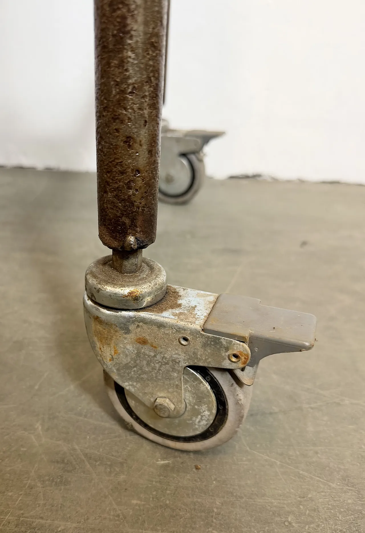 Tavolo da lavoro industriale vintage su ruote, anni '60 10