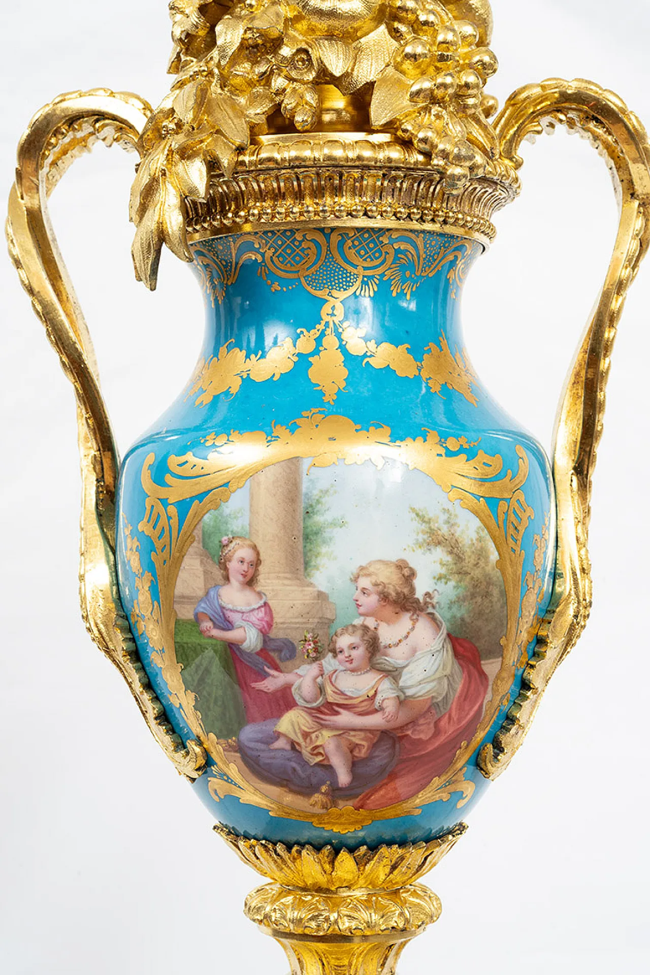Antique Napoleon III clock in gilt bronze and Sevres porcelain. 4