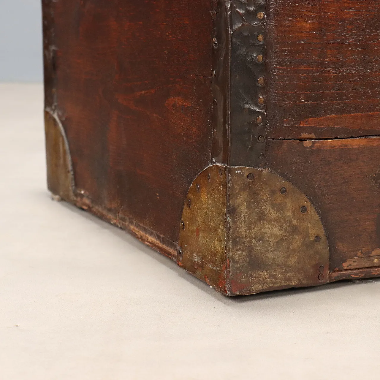 Trunk in walnut-stained oak, 19th century 8