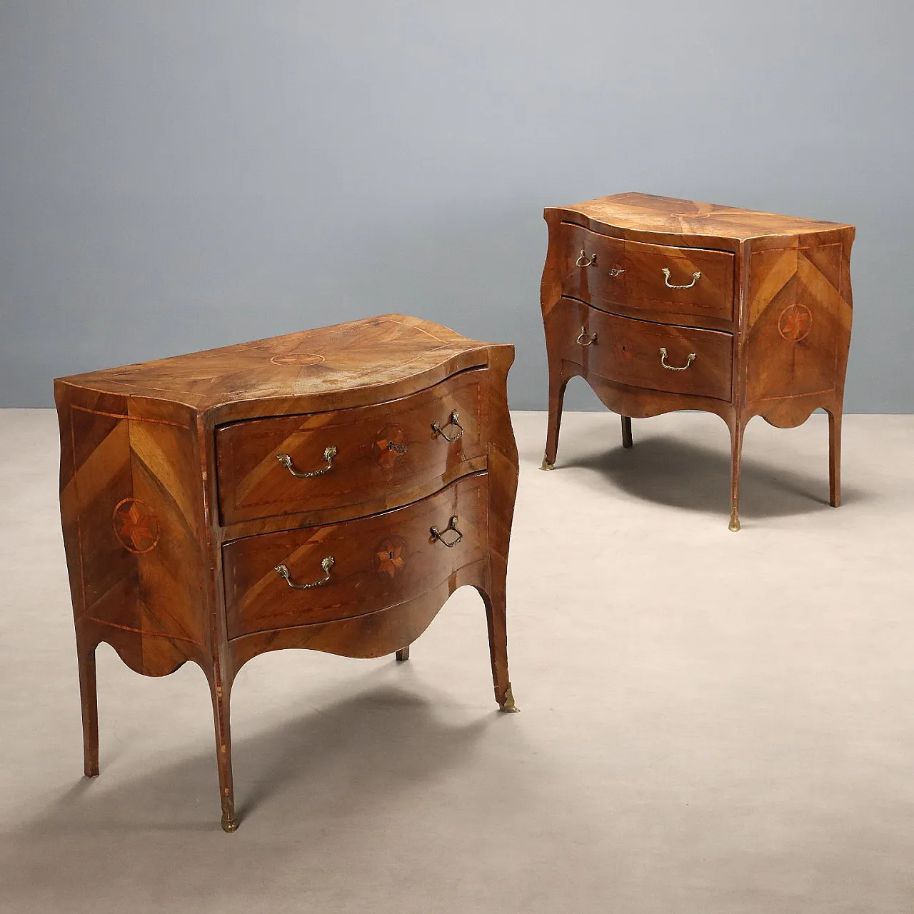Pair of Baroque style chests of drawers in walnut, 20th century 1