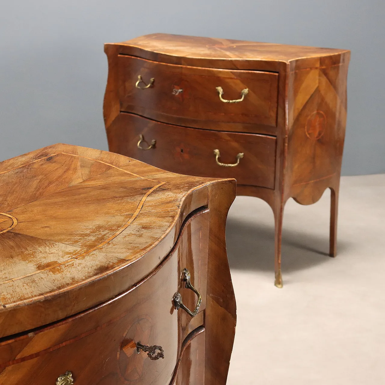 Pair of Baroque style chests of drawers in walnut, 20th century 4