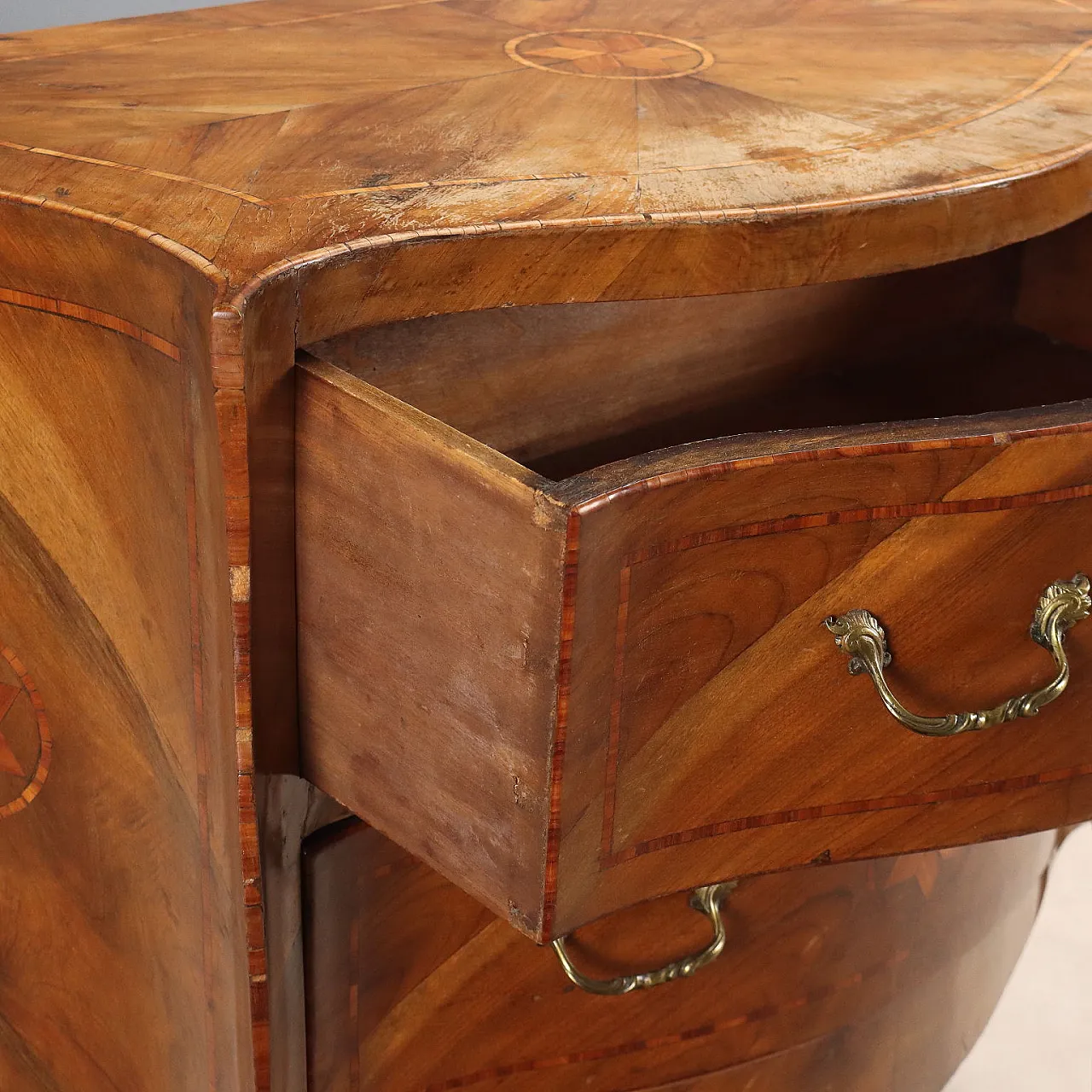 Pair of Baroque style chests of drawers in walnut, 20th century 5
